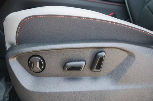 New 2025 Volkswagen Atlas Peak Edition SE image 23
