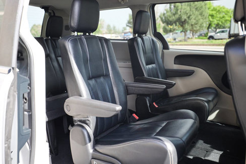 Used 2015 Chrysler Town & Country Touring image 8