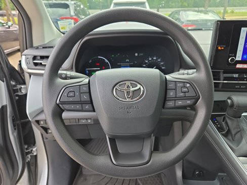 Certified 2025 Toyota Sienna LE image 26