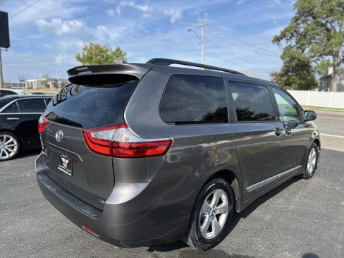 Used 2018 Toyota Sienna LE image 7