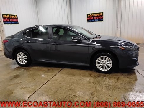 Used 2025 Toyota Camry XSE image 2