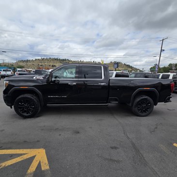 Used 2022 GMC Sierra 3500 Denali w/ Denali Black Diamond Edition image 6
