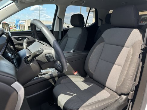 Used 2021 Chevrolet Traverse LT image 14
