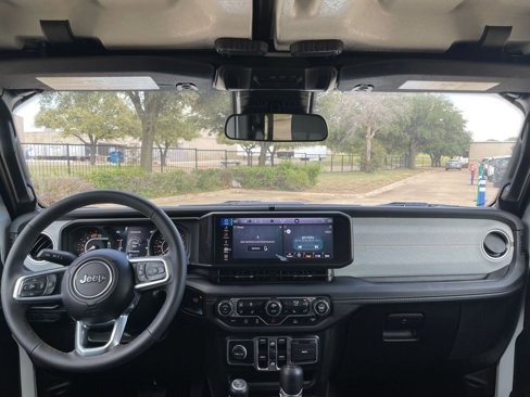 Used 2025 Jeep Wrangler Sahara image 33
