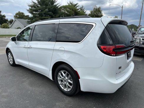 Used 2022 Chrysler Pacifica Touring-L image 5