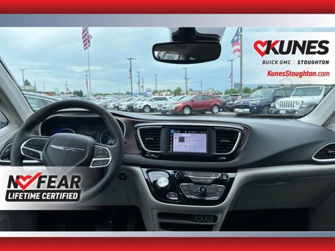Used 2023 Chrysler Voyager LX image 39