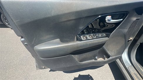 Used 2017 Kia Niro EX image 11