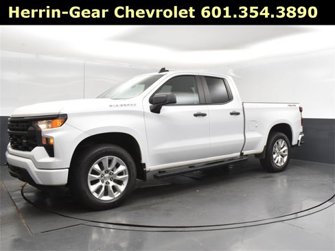 Used 2023 Chevrolet Silverado 1500 Custom image 3