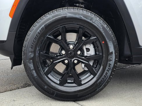 New 2025 Jeep Grand Cherokee L Laredo image 9