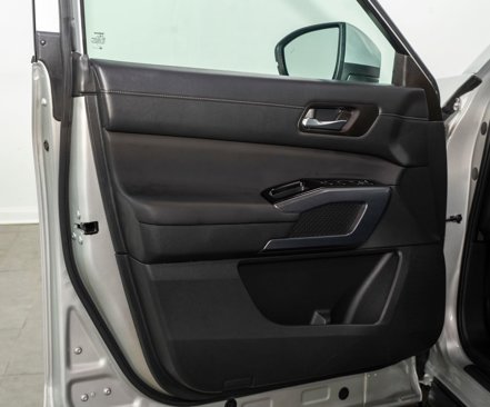 Used 2025 Nissan Pathfinder SL w/ SL Premium Package image 5
