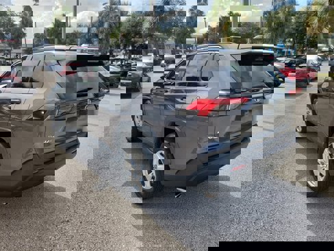 Used 2021 Toyota RAV4 XLE image 4