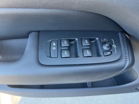 Certified 2025 Volvo XC60 B5 Plus image 12