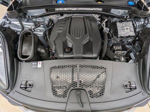 Certified 2025 Porsche Macan image 28