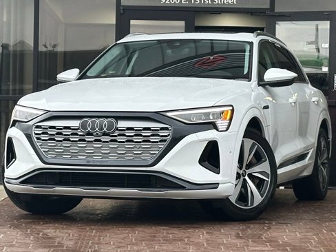 Used 2024 Audi Q8 e-tron Premium Plus w/ Premium Plus Package image 1