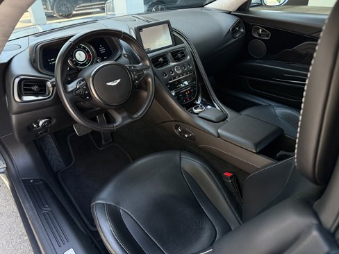 Used 2018 Aston Martin DB11 V12 image 2