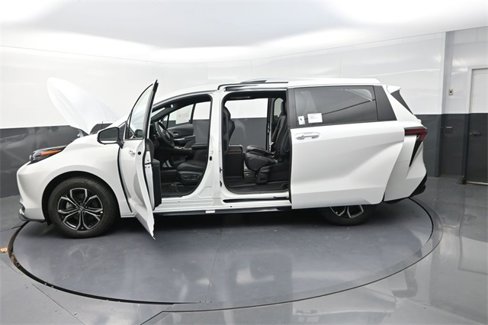 New 2025 Toyota Sienna Platinum image 36