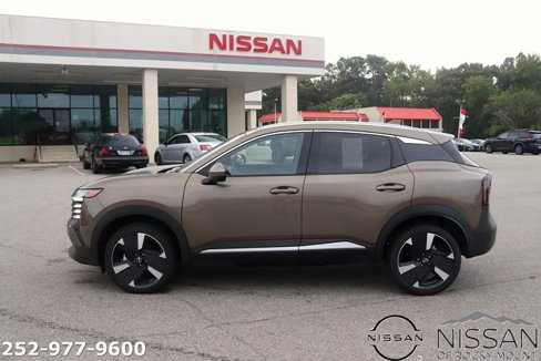 Used 2025 Nissan Kicks SR image 4