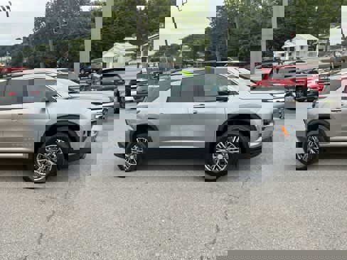 New 2026 Chevrolet Traverse LT image 2