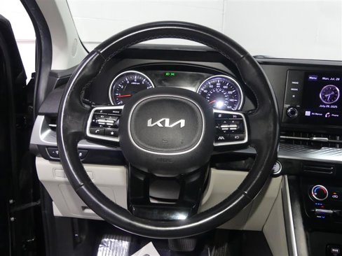 Used 2022 Kia Carnival LX image 29