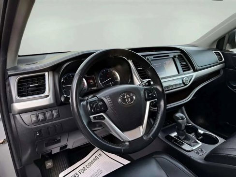 Used 2019 Toyota Highlander XLE image 11