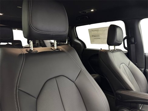 New 2026 Chrysler Pacifica Select image 7