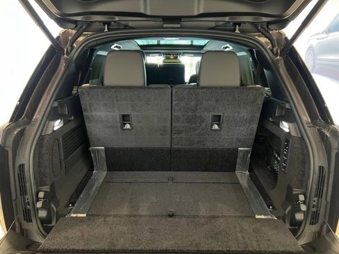 New 2025 Land Rover Range Rover Long Wheelbase SE image 17