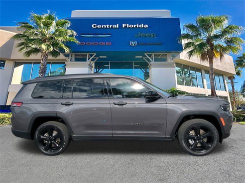 Used 2023 Jeep Grand Cherokee L Limited w/ Black Appearance Package image 4