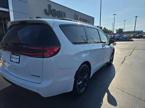 New 2026 Chrysler Pacifica Limited image 8