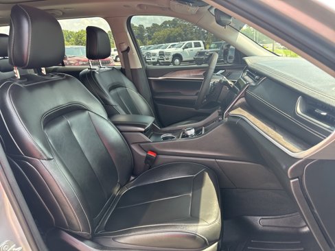 Used 2024 Jeep Grand Cherokee Limited w/ Black Appearance Package image 27