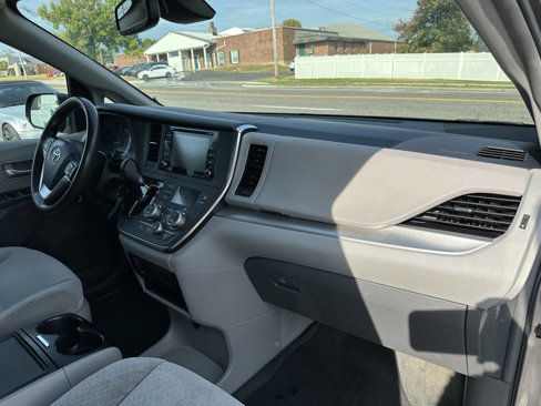 Used 2018 Toyota Sienna LE image 9