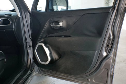 Used 2018 Jeep Renegade Latitude image 27