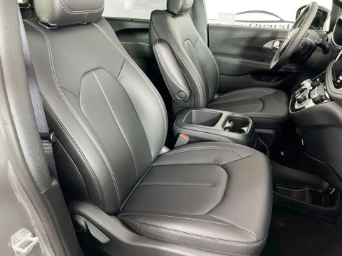 New 2025 Chrysler Pacifica Select image 29