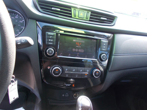 Used 2018 Nissan Rogue S image 15