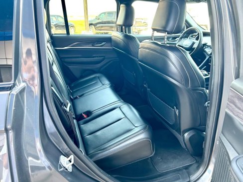 Used 2024 Jeep Grand Cherokee Limited image 18