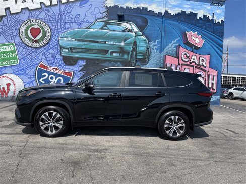 Used 2023 Toyota Highlander XLE image 2