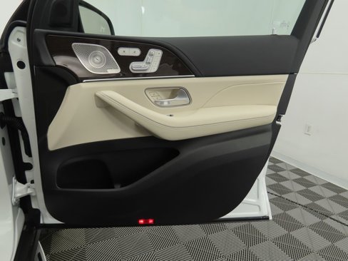 New 2026 Mercedes-Benz GLS 580 4MATIC image 27