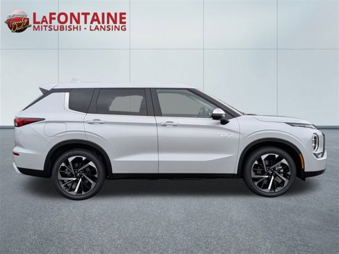 New 2025 Mitsubishi Outlander SE image 6