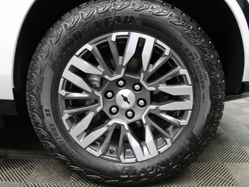 Used 2025 Chevrolet Suburban Z71 image 8