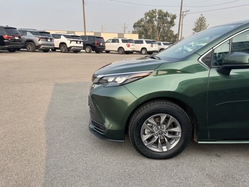 Used 2024 Toyota Sienna LE image 4