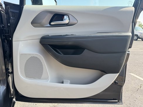 Used 2022 Chrysler Pacifica Touring-L image 24