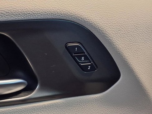 Used 2023 Chrysler Pacifica Touring-L image 19