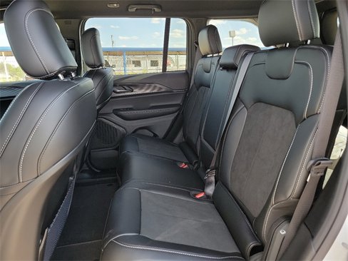 New 2025 Jeep Grand Cherokee Altitude image 8