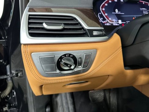 Used 2021 BMW 750i xDrive image 19