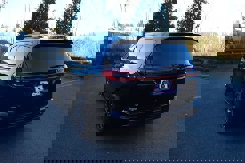 Used 2022 Chrysler Pacifica Touring-L image 6