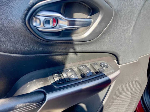Used 2019 Jeep Cherokee Latitude w/ Popular Appearance Group image 37