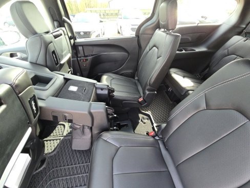 New 2025 Chrysler Pacifica Select w/ Uconnect Theater Family Group image 27
