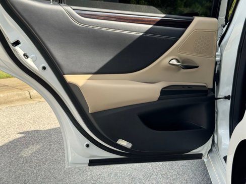 Used 2020 Lexus ES 300h w/ Premium Package image 25