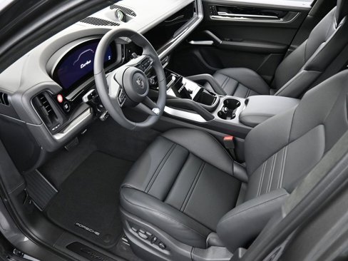 New 2025 Porsche Cayenne Turbo image 4