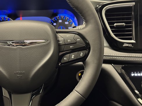 New 2026 Chrysler Pacifica Limited image 23