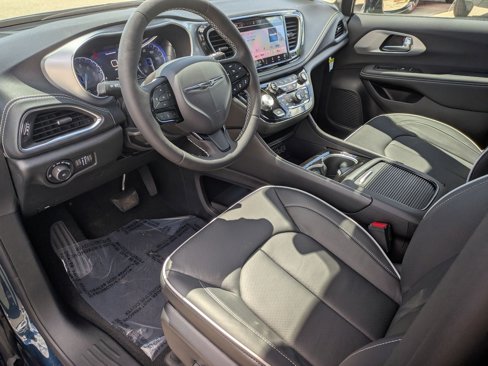 New 2025 Chrysler Pacifica Limited image 9